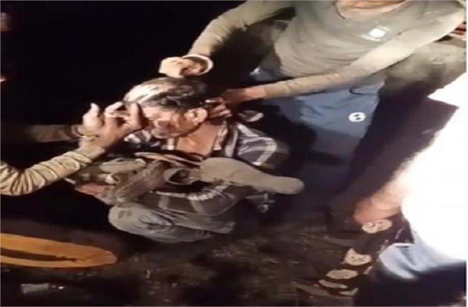 युवक के साथ रिश्तेदारों की क्रूरता, मुंडन कर जूतों की माला पहनाई, पेशाब पिलाया