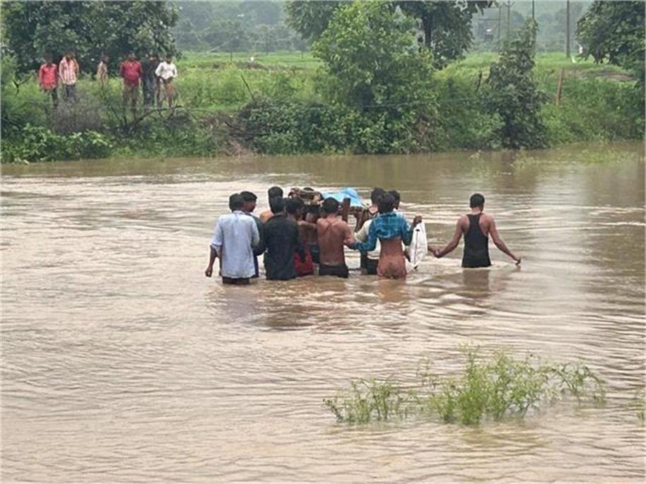 खाट पर शव रखकर पार करनी पड़ी नदी, अस्पताल ले जाते समय हुई मौत