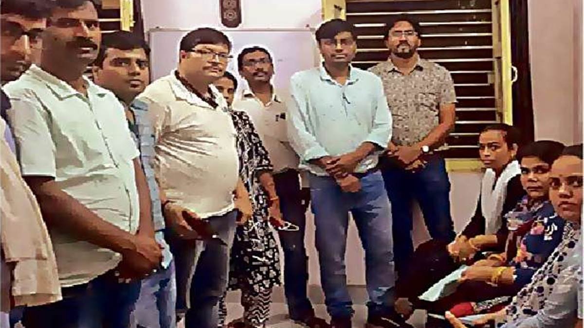 इकहरा गांव में पदस्थ महिला पटवारी से ग्रामीण ने की अभद्रता, दस्तावेज फाड़े