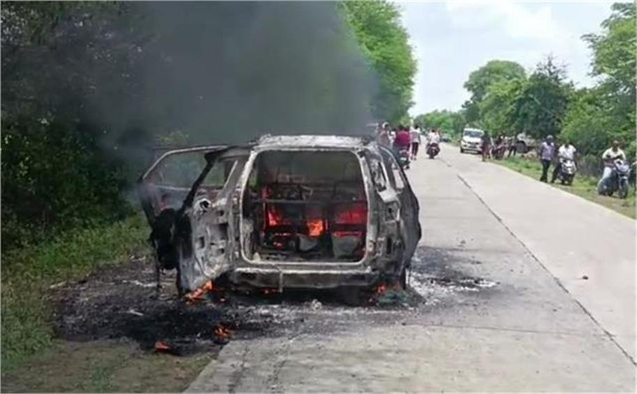 सागर में चलती कार में लग गई अचानक आग, तीन लोगों ने गेट तोड़कर बचाई जान