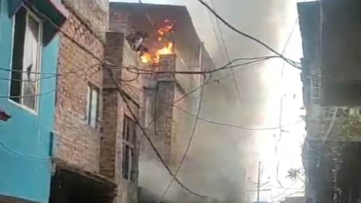 पुराना कबाड़खाना में दो मंजिला इमारत में लगी भीषण आग, दमकलकर्मियों ने तीन घंटे में पाया काबू