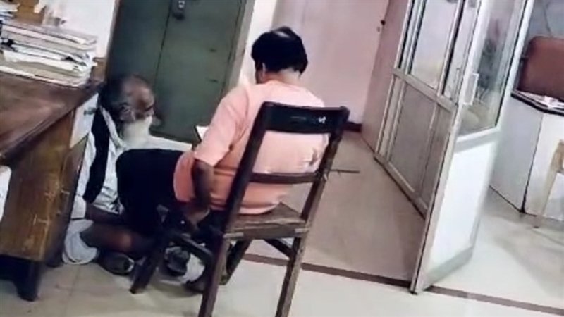 आराम की ऐसी आदत कि कार्यालय में भी नहीं छूटती, दमेाह में ड्यूटी के दौरान बुजुर्ग से मालिश करवाते हैं बैंक शाखा प्रबंधक