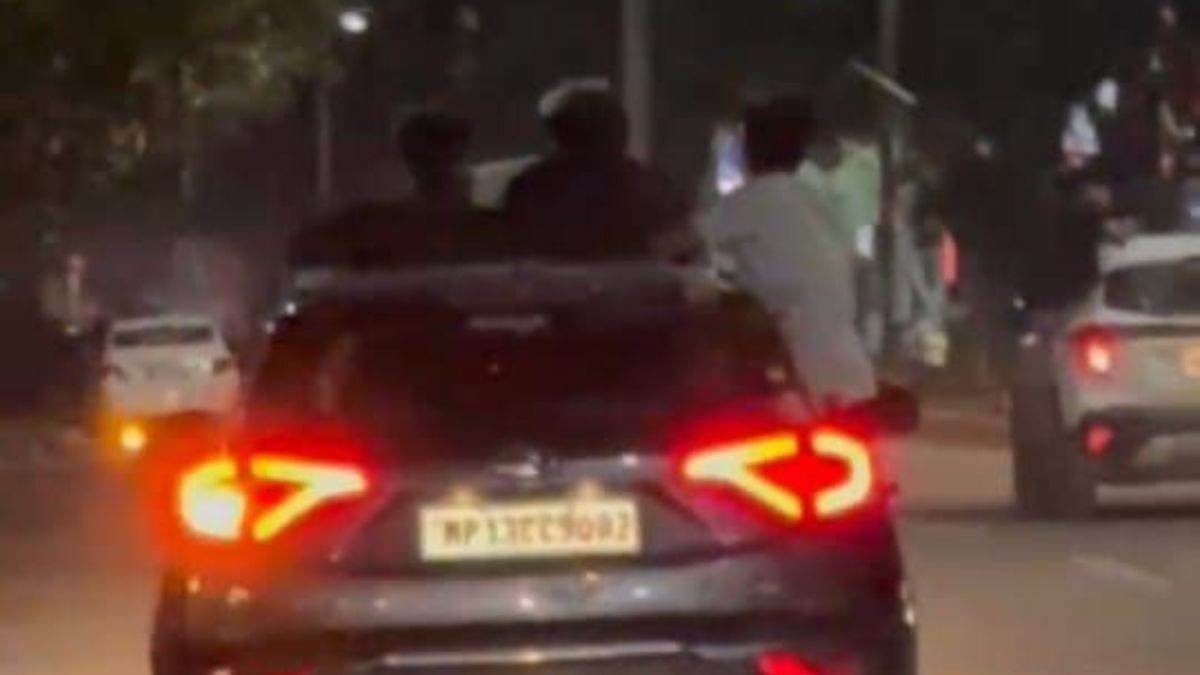 कार की खिड़की से निकलकर कर रहे थे स्टंट, वीडियो सामने आने के बाद ट्रैफिक पुलिस ने लिया एक्शन