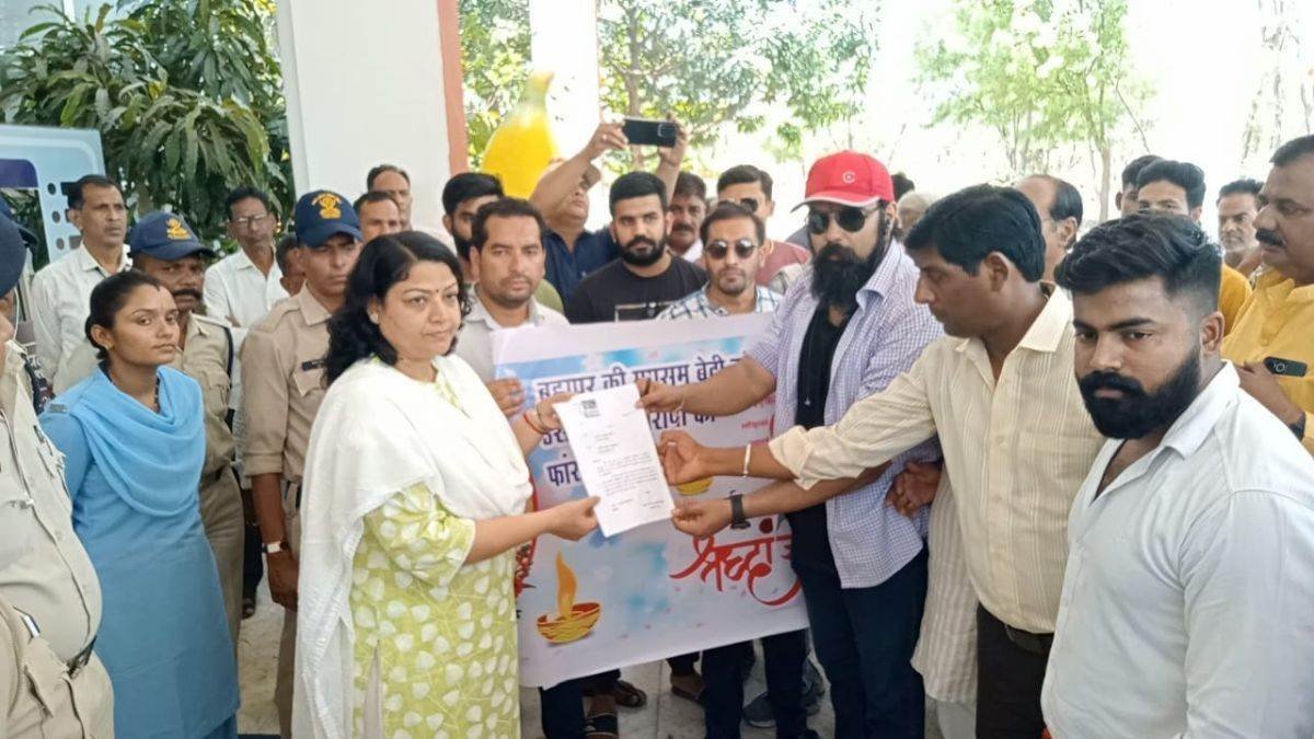 बच्ची से दुष्कर्म और हत्या के आरोपी को फांसी देने की मांग, सैकड़ों लोग कलेक्ट्रेट पहुंचे