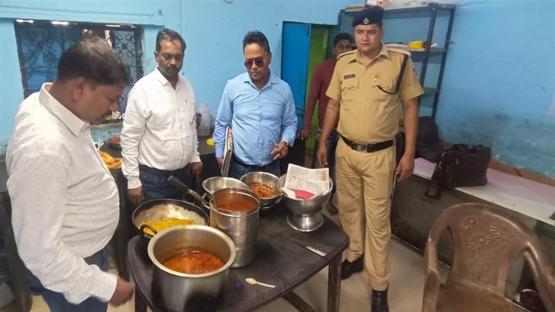 तीन दिन का बासी पनीर, कीड़े लगे चावल और हल्दी से भरी सब्जियों को पैक कर ट्रेन में यात्रियों को बेचा खाना