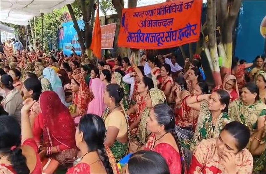 एक दिवसीय हड़ताल पर इंदौर के आंगनवाड़ी कार्यकर्ता, कलेक्टर कार्यालय के बाहर दिया धरना