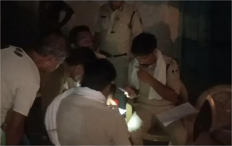 दमोह में सनकी पिता ने पत्नी और बेटी को कुल्हाड़ी से काटा ,फिर खुद फांसी लगाकर दे दी जान…