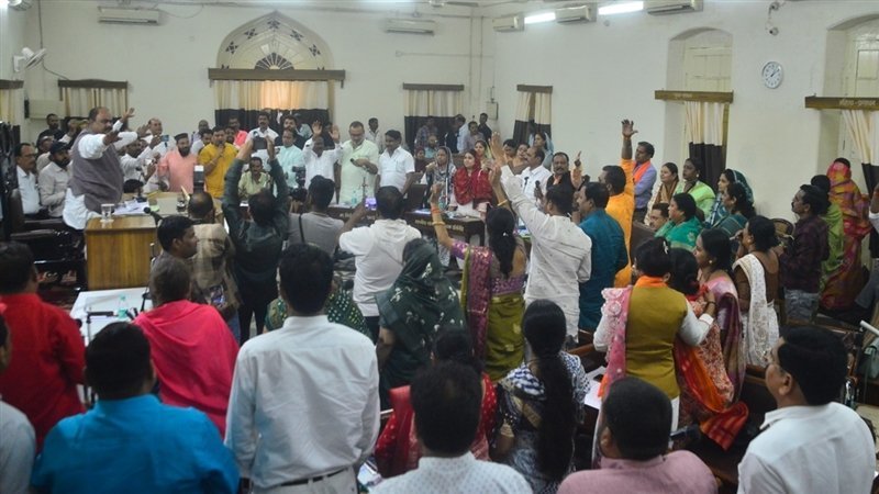 नगर निगम में ‘थूक’ पर हंगामा, राष्ट्रध्वज के अपमान का मामला गरमाया तो नारेबाजी के बाद सदन स्थगित