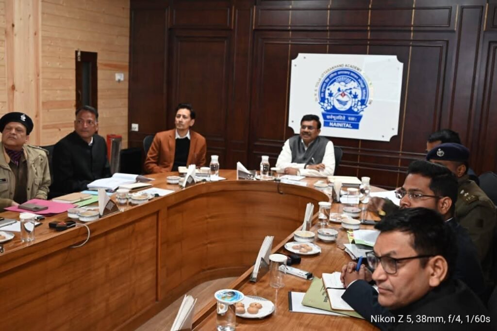 मुख्य सचिव आनंद बर्द्धन ने विकास परियोजनाओं की समीक्षा की, समयबद्ध और गुणवत्तापूर्ण कार्य के दिए निर्देश