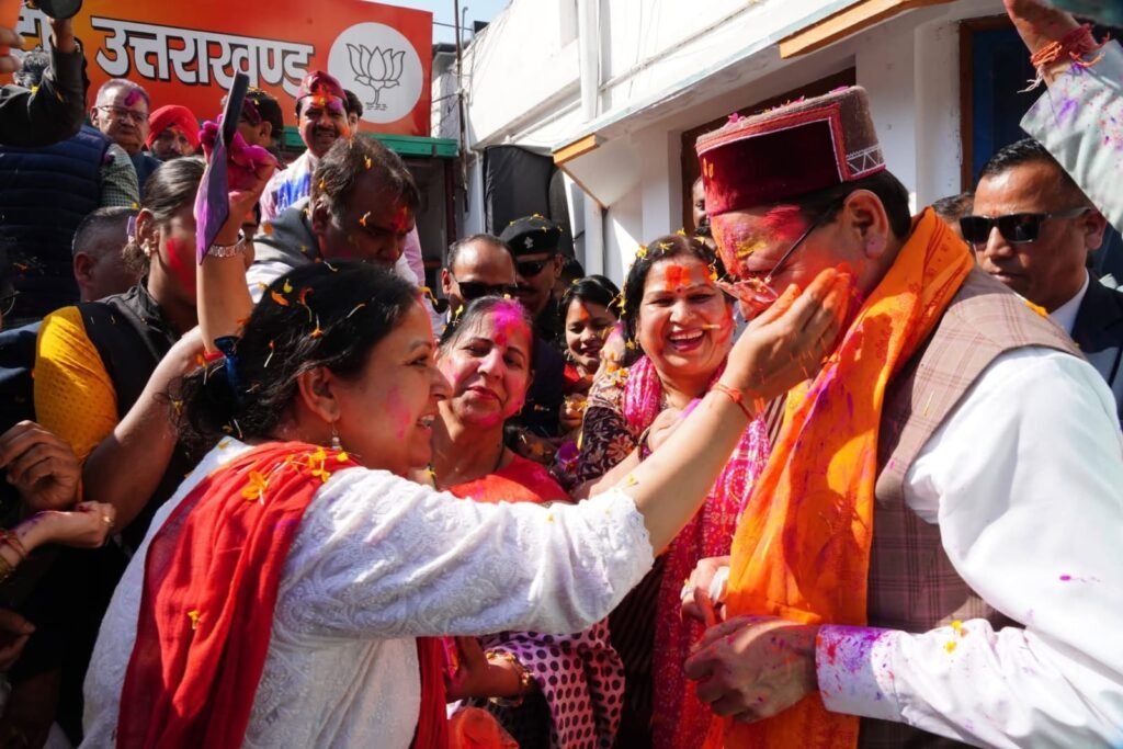 मुख्यमंत्री पुष्कर सिंह धामी की मौजूदगी में प्रदेश कार्यालय में धूमधाम से मनाया गया होली मिलन समारोह