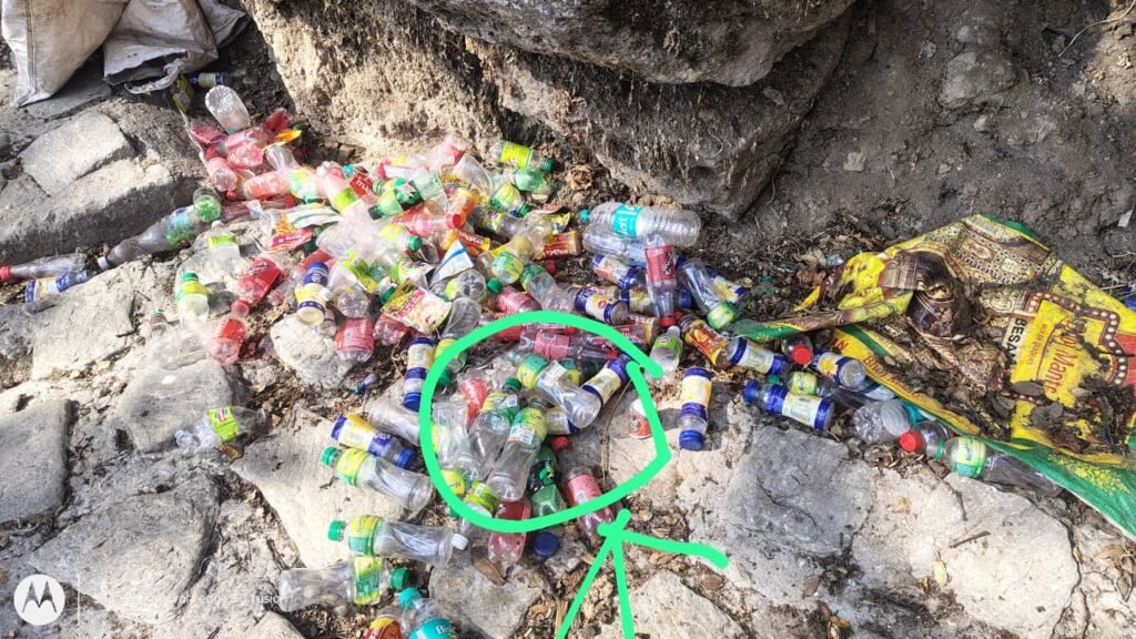 यमुनोत्री में बारकोड व्यवस्था फेल, मार्ग पर पड़ी हैं हजारों प्लास्टिक बोतलें