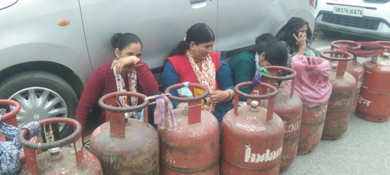 24 घंटे से लाइन… फिर भी खाली हाथ! उत्तरकाशी में गैस नहीं, सड़क पर उतर आई जनता