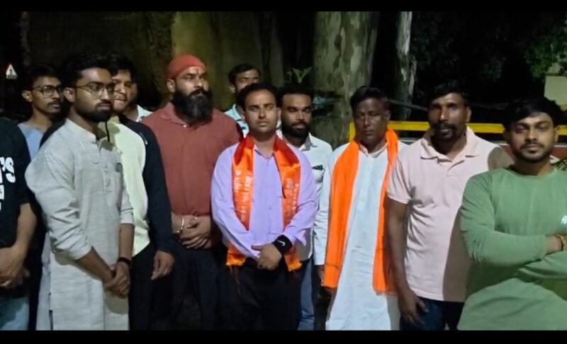 12 गोवंशों की हत्या पर हिंदू संगठनों का हल्लाबोल, पुलिस को दी बड़े आंदोलन की चेतावनी….