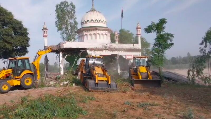 हरिद्वार में अवैध मजार पर चला बुलडोजर, 10 बीघा सरकारी जमीन कब्जे से मुक्त….