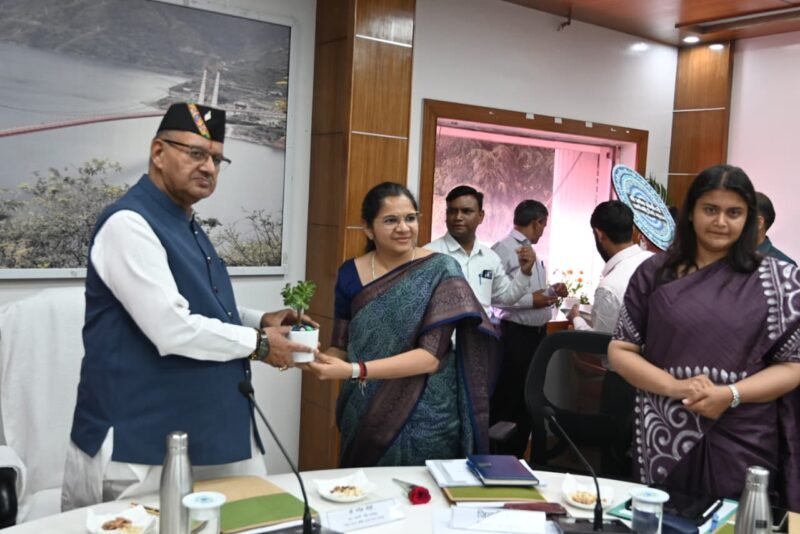 “जिला योजना को 30 साल की दूरदर्शिता के साथ तैयार करें: प्रभारी मंत्री गणेश जोशी”