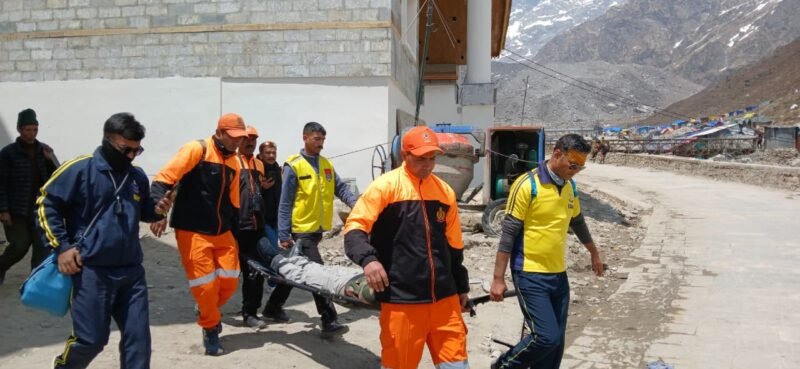 प्रशासन की तत्परता से गंभीर बीमार श्रद्धालु का सफल रेस्क्यू, हेली सेवा से किया गया सुरक्षित रेफर
