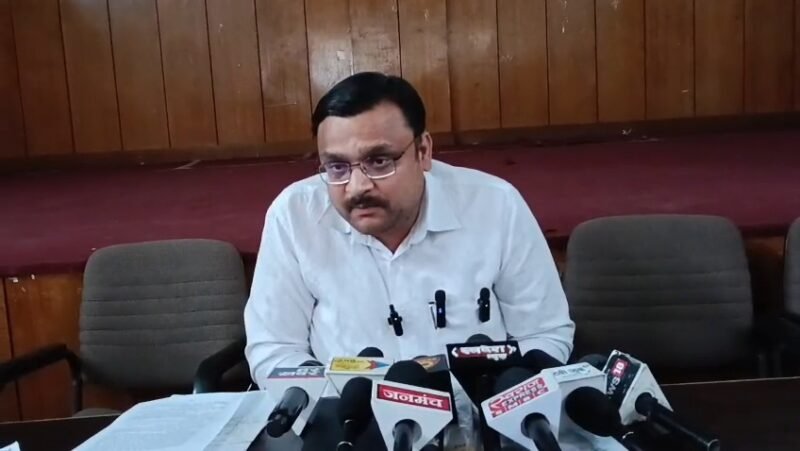 UKSSSC के ‘एग्जामिनेशन सेंटर मैनेजमेंट किट’ टेंडर पर सवाल: सिर्फ 3 कंपनियां, ‘सीक्रेसी’ के नाम पर बढ़ी लागत, आदित्य मंगल ने उठाई पारदर्शिता की मांग