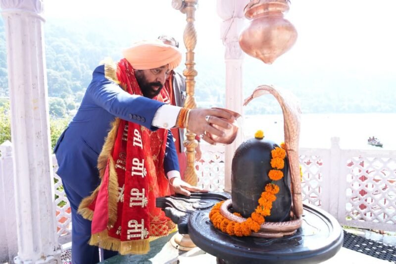 राज्यपाल ने नैनीताल स्थित माँ नयना देवी मंदिर और गुरुद्वारा साहिब में किए दर्शन