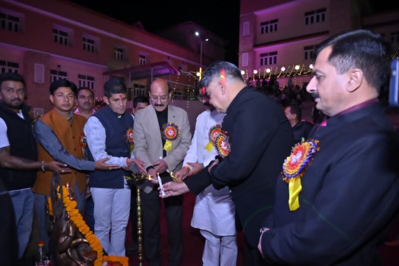 अल्मोड़ा दौरे पर कैबिनेट मंत्री सुबोध उनियाल, समीक्षा बैठक के साथ सांस्कृतिक कार्यक्रम में भी हुए शामिल