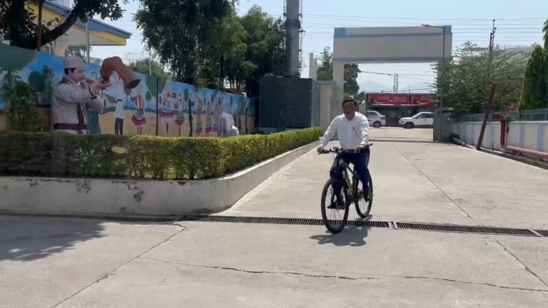 जब अफसर खुद बने मिसाल : साइकिल से दफ्तर पहुंचे बंशीधर तिवारी