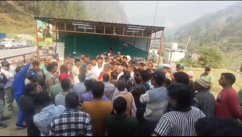 जंगल की आग बुझाते समय फायर वॉचर की मौत, परिजनों में आक्रोश