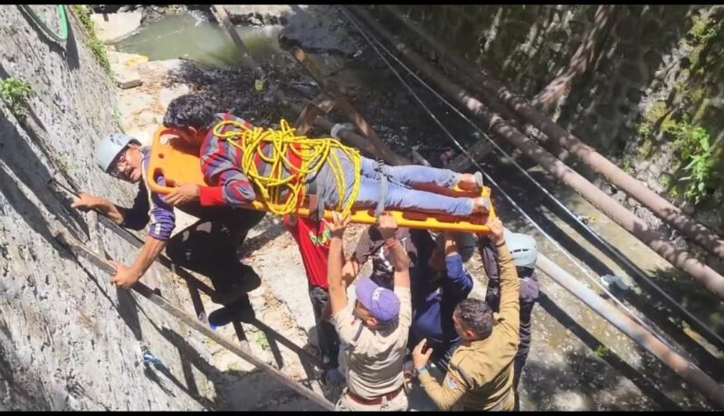 अस्पताल से भागा मरीज नाले में कूदा, पुलिस और दमकल ने किया रेस्क्यू