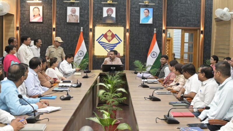 पदभार संभालते ही एक्शन में दिखे डीएम डॉ. आशीष चौहान, जन समस्याओं के त्वरित समाधान पर जोर