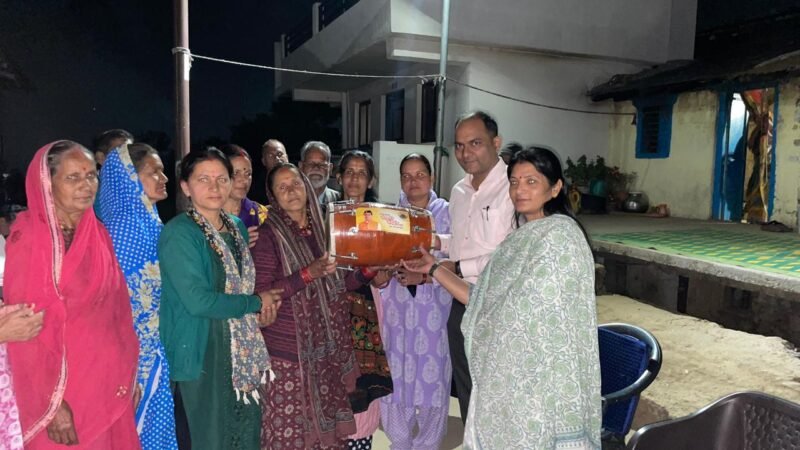 जिलाधिकारी मनीष कुमार ने जमींदार मंदिर मुड़ियानी एवं खर्ककार्की गोल्ज्यू मंदिर में वितरित की मुख्यमंत्री संस्कृति संवर्धन किट