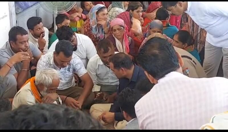 विनोद कश्यप हत्याकांड: तीसरे दिन भी मांगों पर अड़ा परिवार, समझाने में जुटा प्रशासन, पंचनामा और अंतिम संस्कार रुका