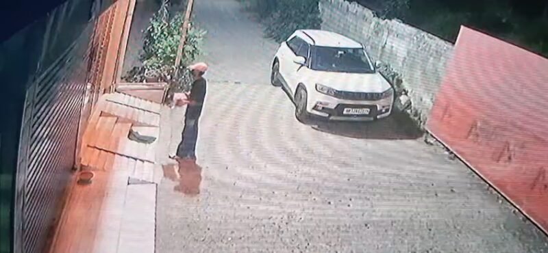 डिलीवरी बॉय बनकर रात को रैकी करने पहुँचा युवक CCTV कैमरे में हुआ कैद… सूझबूझ से टला बड़ा हादसा…!