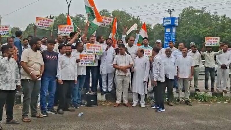 विकास और सफाई के मुद्दे पर कांग्रेस का प्रदर्शन, विधायक कार्यालय का घेराव