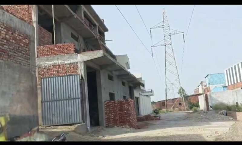 HRDA में कार्यरत एक अस्थाई कर्मचारी ने बिजली की हाई टैंशन तारों के नीचे काटी अवैध कालोनी, इसीलिए विभाग चुप?