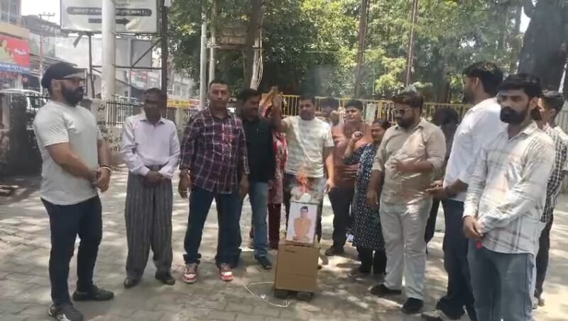 स्मार्ट मीटर के विरोध में कांग्रेस का हल्ला बोल, हल्द्वानी में सरकार का पुतला फूंका