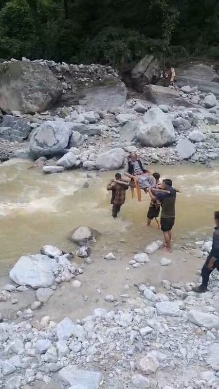 सिस्टम बेबस या लापरवाह? उफनती नदी में डांडी-कांडी बना सहारा