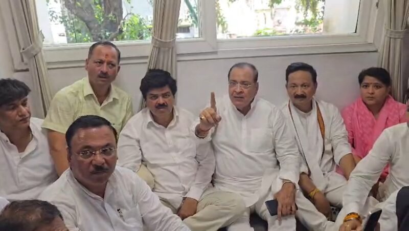 रैली में आ रही कांग्रेस कार्यकर्ताओं की बसें रोकने का आरोप, SSP ऑफिस में धरने पर बैठे कांग्रेसी