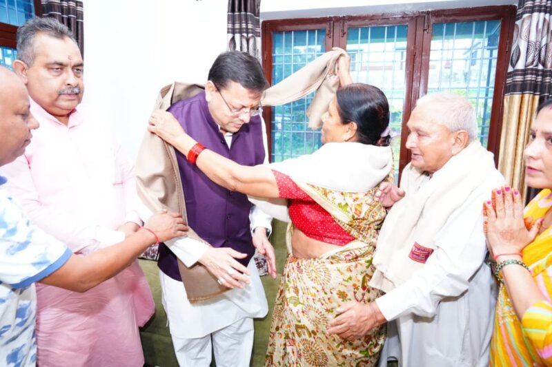 मुख्यमंत्री धामी ने 15 अगस्त की पूर्व संध्या पर शहीद अमित कुमार अणथ्वाल के परिजनों से की भेंट, किया सम्मानित