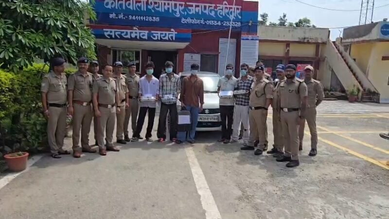 स्विफ्ट कार की चेकिंग में खुला करोड़ों का साइबर फ्रॉड, 35 ATM और 17 सिम समेत 5 आरोपी गिरफ्तार