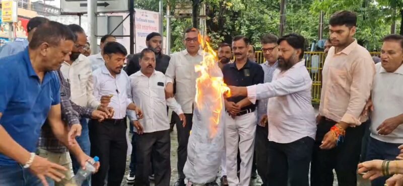 नशे के खिलाफ आवाज उठाने वालों पर कार्रवाई से भड़की कांग्रेस, बुद्ध पार्क में फूंका पुलिस प्रशासन का पुतला
