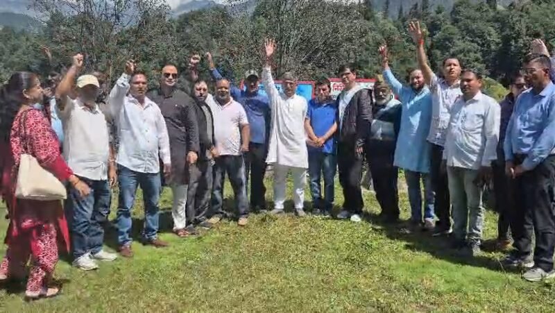 दुग्गल बिट्टा निरीक्षण भवन पर बांधा ‘रक्षा सूत्र’, कांग्रेस ने छेड़ी संपत्ति बचाओ मुहिम