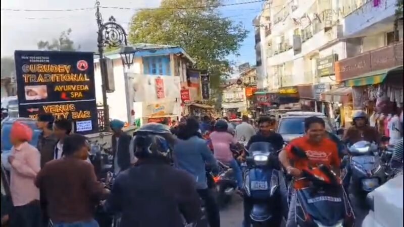 लंबी छुट्टियों में पर्यटकों से गुलजार हुई मसूरी, जाम ने बढ़ाई मुश्किलें