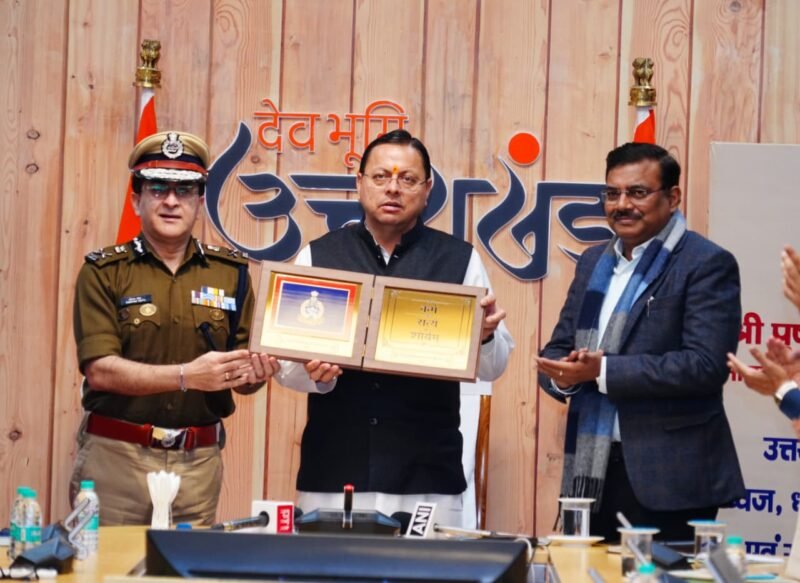 मुख्यमंत्री ने किया उत्तराखण्ड पुलिस के नए गौरव चिह्नों का अनावरण, भ्रष्टाचार के खिलाफ हेल्पलाइन 1064 की समीक्षा के निर्देश
