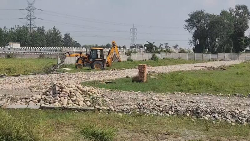 विकासनगर में 35 बीघा अवैध प्लाटिंग पर चला बुलडोजर, रास्ते-बाउंड्रीवाल ध्वस्त