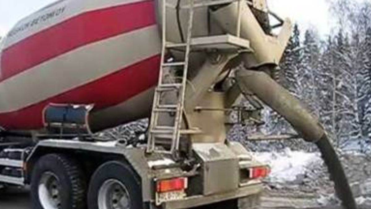 भिंड में कांक्रीट मिक्सर में दबने से मजदूर की मौत, मशीन में ऑयल लीकेज को कर रहा था ठीक