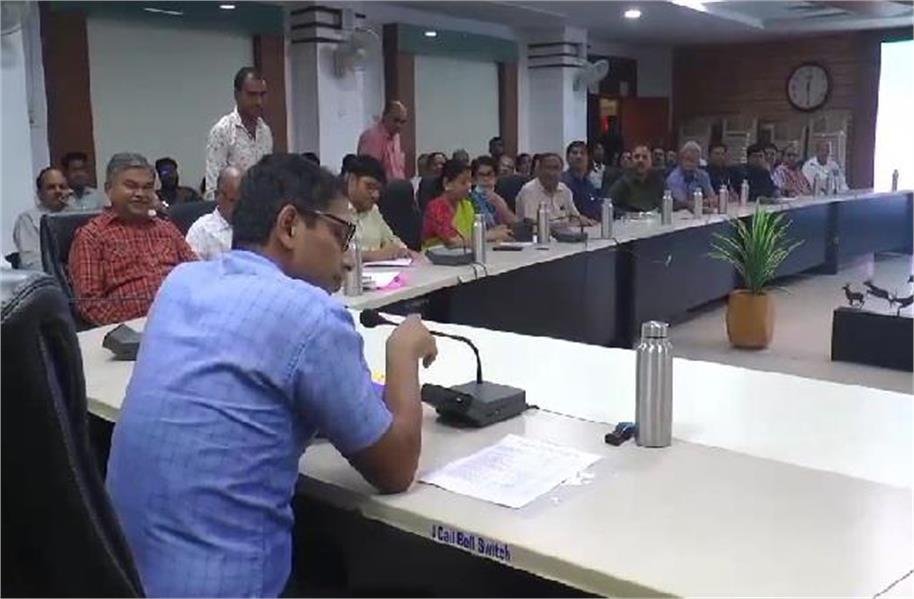 PM एक्सीलेंस कॉलेज के उद्घाटन समारोह की तैयारियां जोरों पर…इंदौर के सभी कॉलेजों के प्राचार्यों को पहुंचने के निर्देशइंदौर ( सचिन बहरानी ) : देश के गृह मंत्री अमित शाह 14 जुलाई को इंदौर पहुंचेंगे। इस दौरान वे एक पेड़ मां के नाम अभियान के साथ ही पीएम एक्सीलेंस कॉलेज का शुभारंभ भी करेंगे। गृहमंत्री के इंदौर आगमन और कार्यक्रम को लेकर पुलिस और जिला प्रशासन के द्वारा लगातार तैयारी की जा रही है। गुरूवार को इंदौर कलेक्टर आशीष सिंह ने जिले के सभी शासकीय और निजी कॉलेजों के प्राचार्य के साथ बैठक की और गृहमंत्री के इंदौर में होने वाले कार्यक्रम को लेकर जानकारी दी। कलेक्टर ने कार्यक्रम में सभी को छात्रों और प्रोफेसर की सहभागिता सुनिश्चित करने के निर्देश दिए है। PunjabKesari कलेक्टर आशीष सिंह के मुताबिक गृहमंत्री के इंदौर से ही प्रदेश के 55 प्रधानमंत्री एक्सीलेंस कॉलेज का शुभारंभ करेंगे। इस कार्यक्रम को लेकर आज जिले के सभी शासकीय और निजी कॉलेजों के प्राचार्य के साथ बैठक की गई है। कलेक्टर आशीष सिंह से मिले निर्देशों के बाद अब सभी प्राचार्य कार्यक्रम की तैयारी में जुट गए हैं।