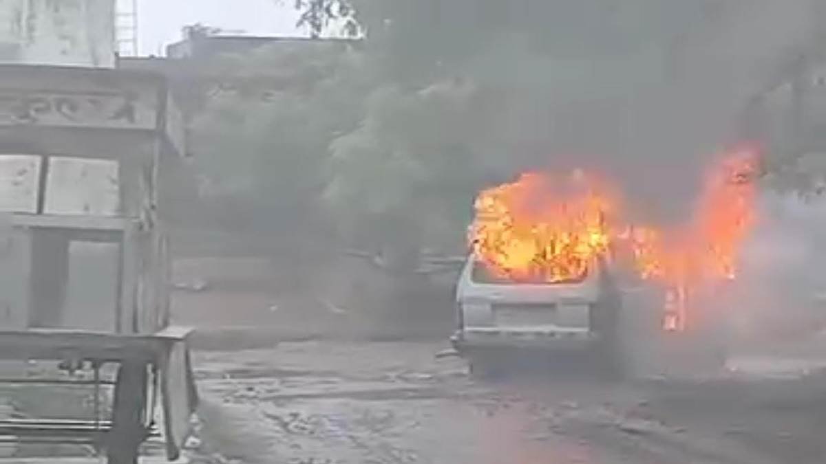 भितरवार के गोहिंदा में बच्चों से भरी स्कूल वैन में लगी आग, बड़ा हादसा टला