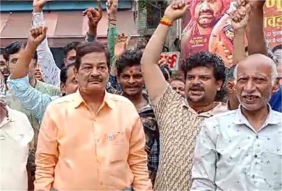 इंदौर में नगर निगम की कार्रवाई के विरोध में छावनी के व्यापारियों ने किया जमकर धरना प्रदर्शन