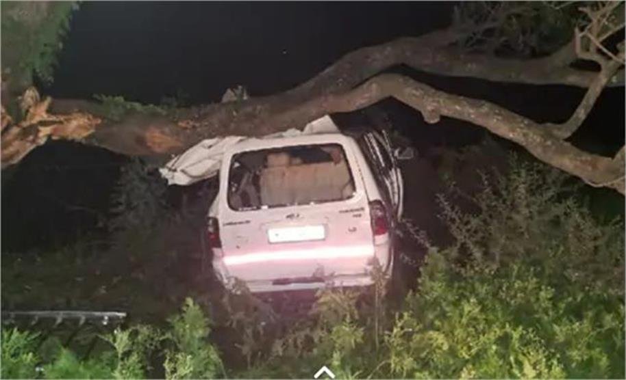 नर्मदापुरम में तेज रफ्तार कार बेकाबू होकर पेड़ से टकराई,पांच लोगों की दर्दनाक मौत