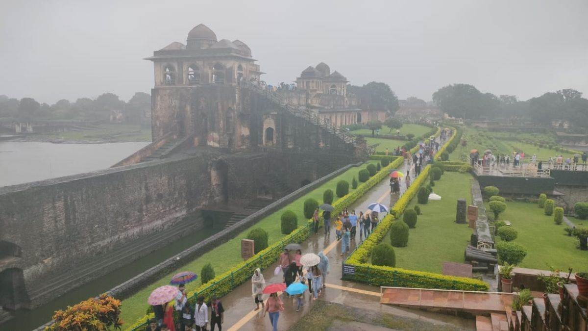 जमीं पर उतरे बादल… मांडू में जन्नत से नजारे देख मंत्र मुग्ध सैलानी