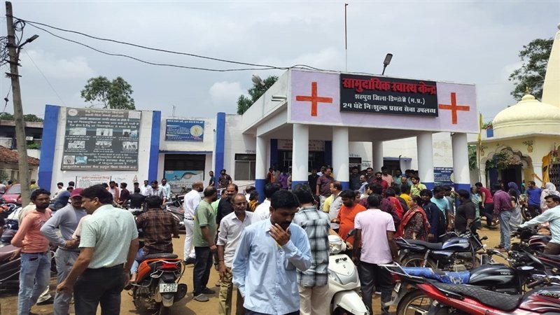 डिंडौरी के शहपुरा में दो बाइकों की भिड़ंत में एक की मौत, दो गंभीर; स्कूल की वैन बनी सहारा