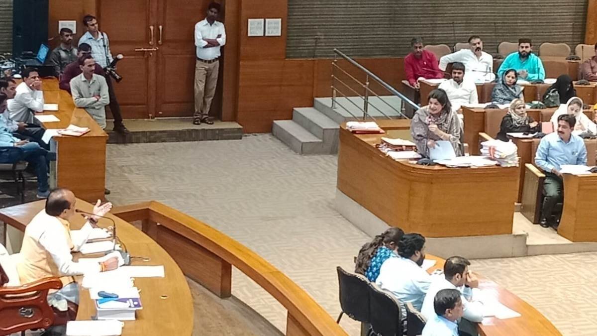 शहर सरकार’ का बजट पेश, ननि परिषद की बैठक में विपक्ष ने दिखाए तीखे तेवर